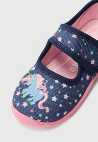 Granatowe buty z różowymi akcentami. Posiadają haftowanego jednorożca, wzór gwiazd oraz rzepa dla pewnego dopasowania. Miękka wyściółka wewnętrzna.