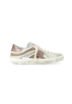 Sneakers in tessuto bianco e grigio con accenti in bronzo. Presentano motivi testurizzati e un design con laccio. Suola in gomma, leggermente usurata.