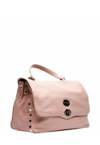 Borsa a mano in pelle rosa con forma strutturata, dotata di patta pieghevole, chiusura a scatto metallica rotonda e dettagli con borchie lungo i lati.