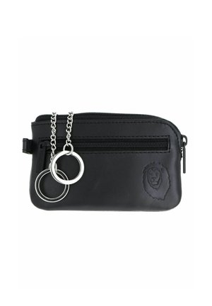 Pochette zippée en cuir noir avec une poche avant zippée, deux anneaux porte-clés argentés sur chaînes, et une tête de lion embossée en bas à droite.