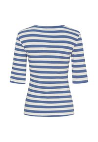 Blå og hvid stribet topp, ribbet tekstur, bred halsudskæring, trekvartærmer, tætsiddende pasform, ingen synlige detaljer eller accenter.