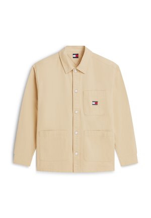 Chaqueta beige abotonada con cuello, tres bolsillos delanteros y logo de Tommy Jeans en el bolsillo superior del pecho.