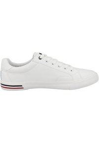 Baskets blanches avec une surface texturée, un bout arrondi et six œillets. Accentuées d'une bande rouge et bleue au niveau du talon.