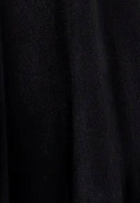 Svart tyg med en slät, något texturerad yta; faller mjukt utan synliga mönster eller hårdvarudetaljer.