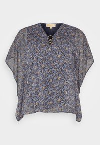 Blusa floreale realizzata in tessuto trasparente, con uno sfondo blu navy, scollatura a V, dettagli con anelli dorati e una vestibilità ampia e rilassata.