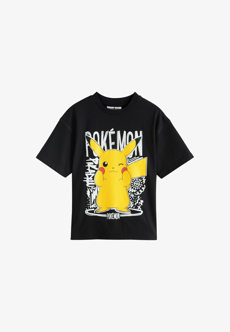 Fekete póló, melyet egy nagy, kacsintó Pikachu díszít piros orcákkal, valamint fehér "POKÉMON" felirat és grafikai elemek.