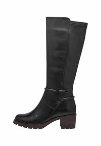 Bota negra de cuero hasta la rodilla, con punta redondeada, tacón cuadrado y una correa decorativa cerca del tobillo.