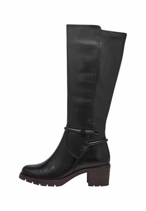 Bota negra de cuero hasta la rodilla, con punta redondeada, tacón cuadrado y una correa decorativa cerca del tobillo.