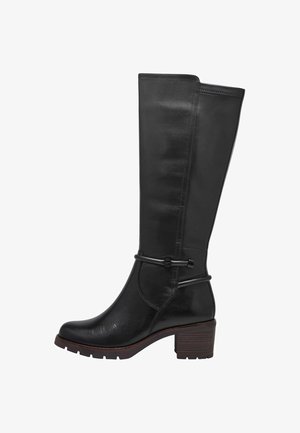 Bota negra de cuero hasta la rodilla, con punta redondeada, tacón cuadrado y una correa decorativa cerca del tobillo.