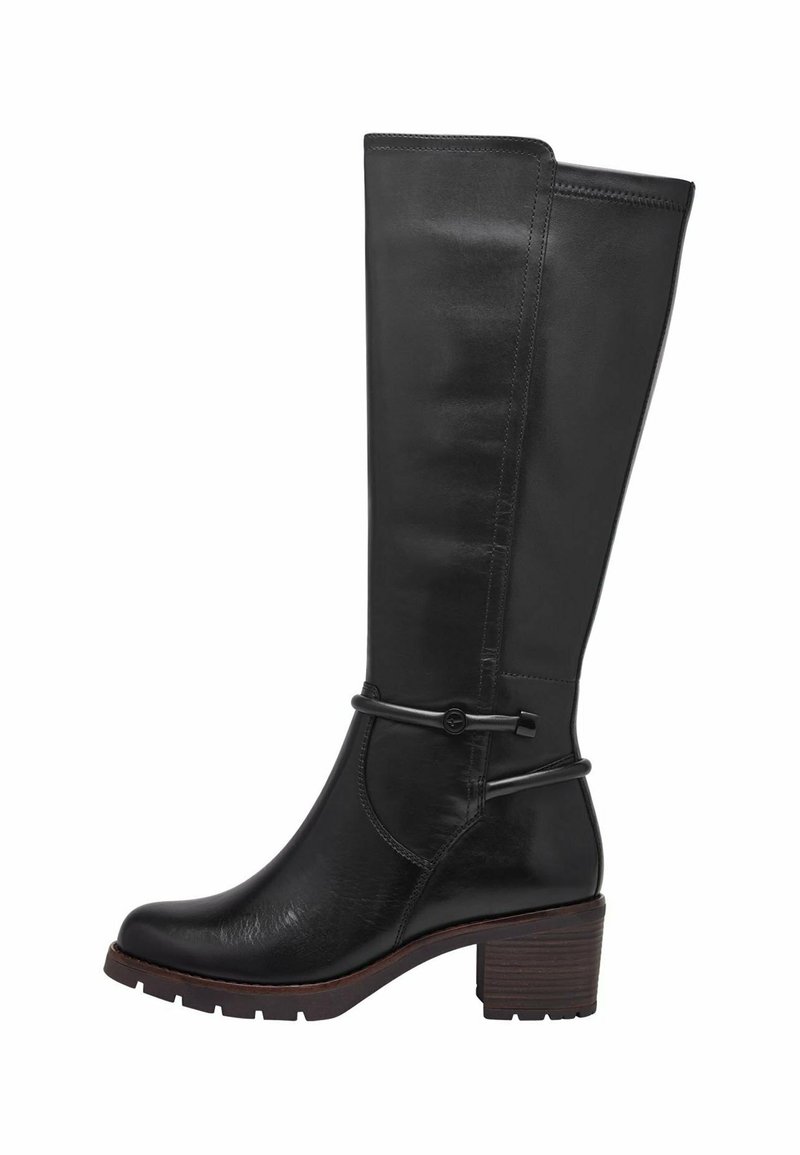 Bota negra de cuero hasta la rodilla, con punta redondeada, tacón cuadrado y una correa decorativa cerca del tobillo.