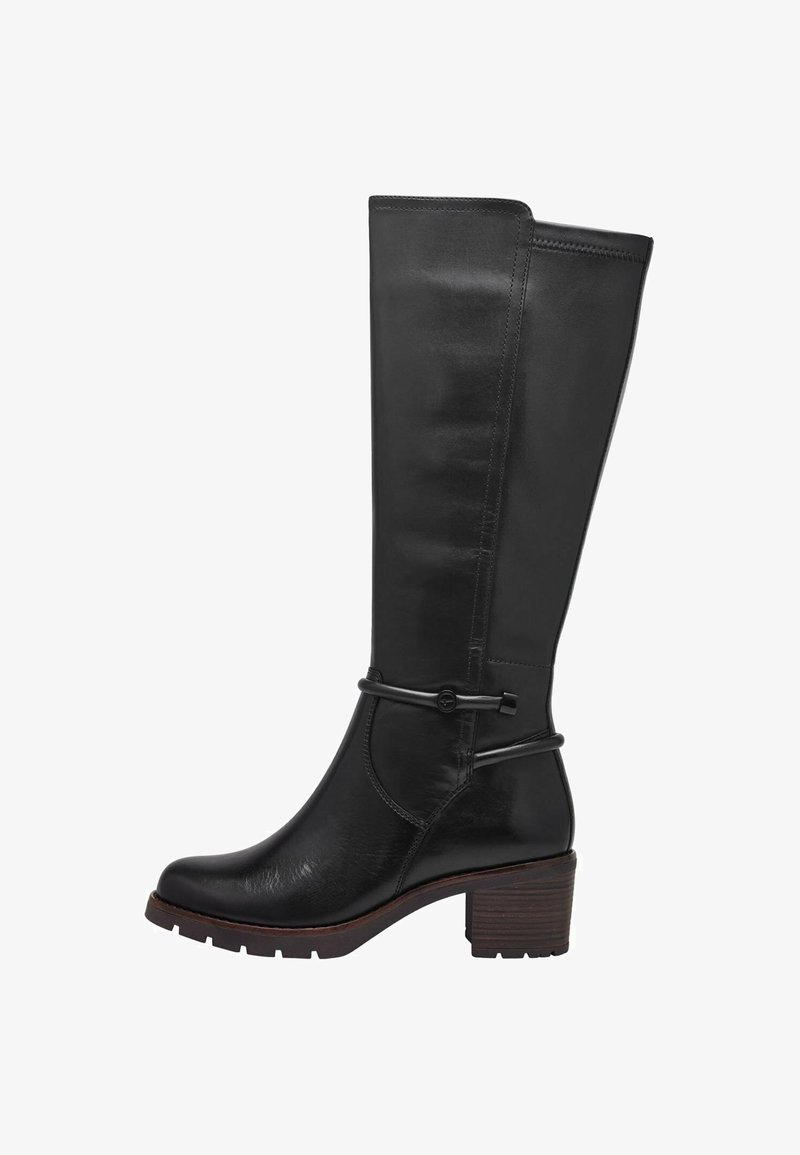 Bota negra de cuero hasta la rodilla, con punta redondeada, tacón cuadrado y una correa decorativa cerca del tobillo.