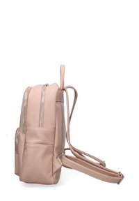 Zaino in pelle rosa chiaro con due tasche frontali con zip, spallacci regolabili e superficie testurizzata. Design compatto con base arrotondata.