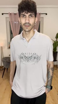 Polo grigio chiaro con un design grafico di insetti, due bottoni al colletto e una vestibilità rilassata. Maniche corte.