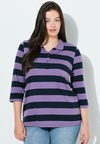 Lilla og marineblåstribet polo med trekvartlange ærmer, krave og knaplukning. Glat bomuldsblandingstof.