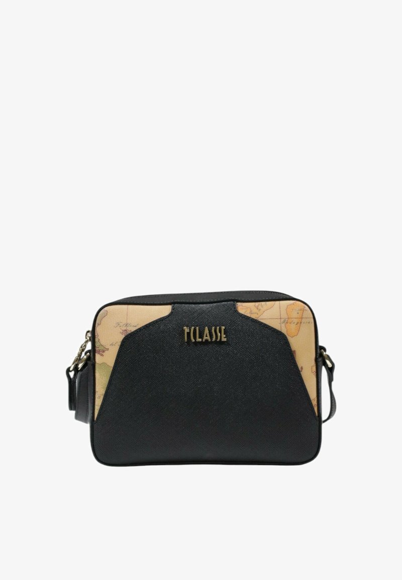 Sac bandoulière noir avec une finition texturée, avec un imprimé carte beige à l'avant et un logo de marque doré. Bandoulière ajustable incluse.