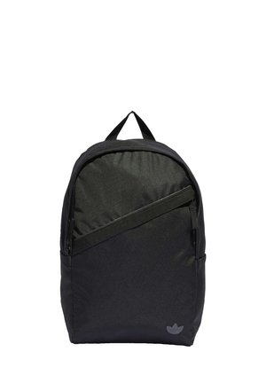 Sac à dos noir avec un dessus arrondi, une poche avant diagonale zippée, une poignée supérieure et un petit logo en bas à droite.
