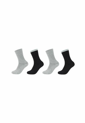 Vier Paar Socken mit geripptem Textur, in Dunkelgrau, Hellgrau und Schwarz, mit kontrastierenden Bündchenakzenten in Hellgrau und Weiß.