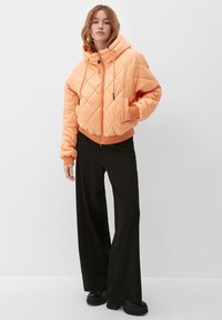 QS MIT KAPUZE - Winterjas - mango