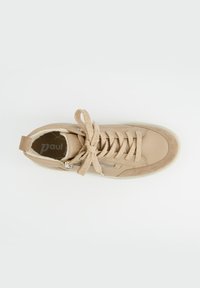 Baskets en cuir beige avec embout texturé, fermeture à lacets, détail de fermeture éclair latérale et semelle en caoutchouc plate. Doublure douce pour plus de confort.