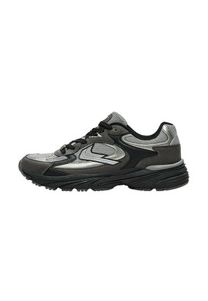 Scarpa sportiva nera e argento con tomaia in mesh e materiale sintetico, lacci neri e suola spessa e texturizzata.