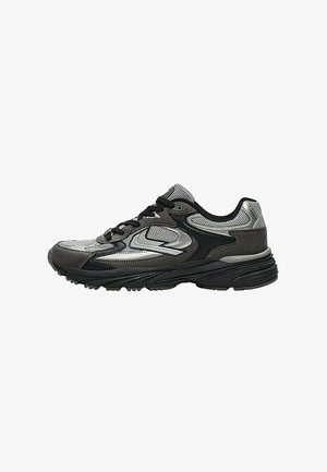 Scarpa sportiva nera e argento con tomaia in mesh e materiale sintetico, lacci neri e suola spessa e texturizzata.