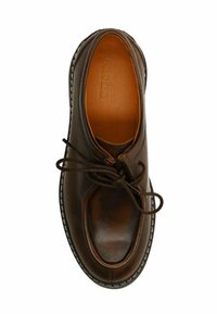 Chaussure en cuir marron à lacets avec un bout arrondi, couture contrastante le long de la semelle et une finition lisse sur le dessus.