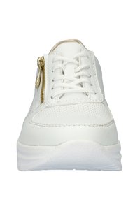 Sneaker bianco in pelle con tomaia texturizzata, dotato di una zip dorata di lato, punta rotonda e suola in gomma bianca.