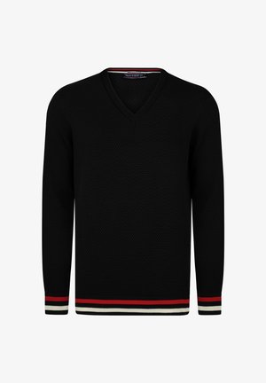Czarny sweter dzianinowy z dekoltem w kształcie litery V, z teksturowanym wzorem oraz paskami w czerwonym i białym kolorze na mankietach i dolnym brzegu.
