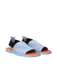 Lichtblauwe leren open tenen sandalen met zwarte elastische band en oranje binnenzool. Geverfde lichtblauwe rubberen zool, minimalistisch ontwerp.