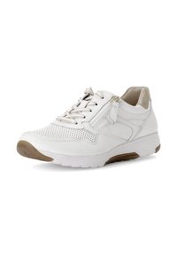 Witte leren sneaker met geperforeerde details, textuur accentueringen, platte veters en een zijrits. Flexibele zool met een lichtbruine rand.