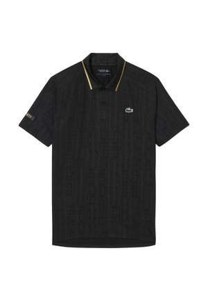 Polo nero con un motivo geometrico testurizzato, maniche corte, accenti gialli sul colletto e un logo verde sul petto.