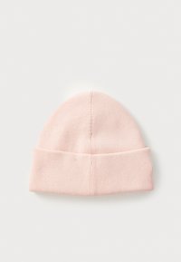 Lys rosa ribbet strikket lue med brettet oppkant, lagt flatt på hvit bakgrunn.