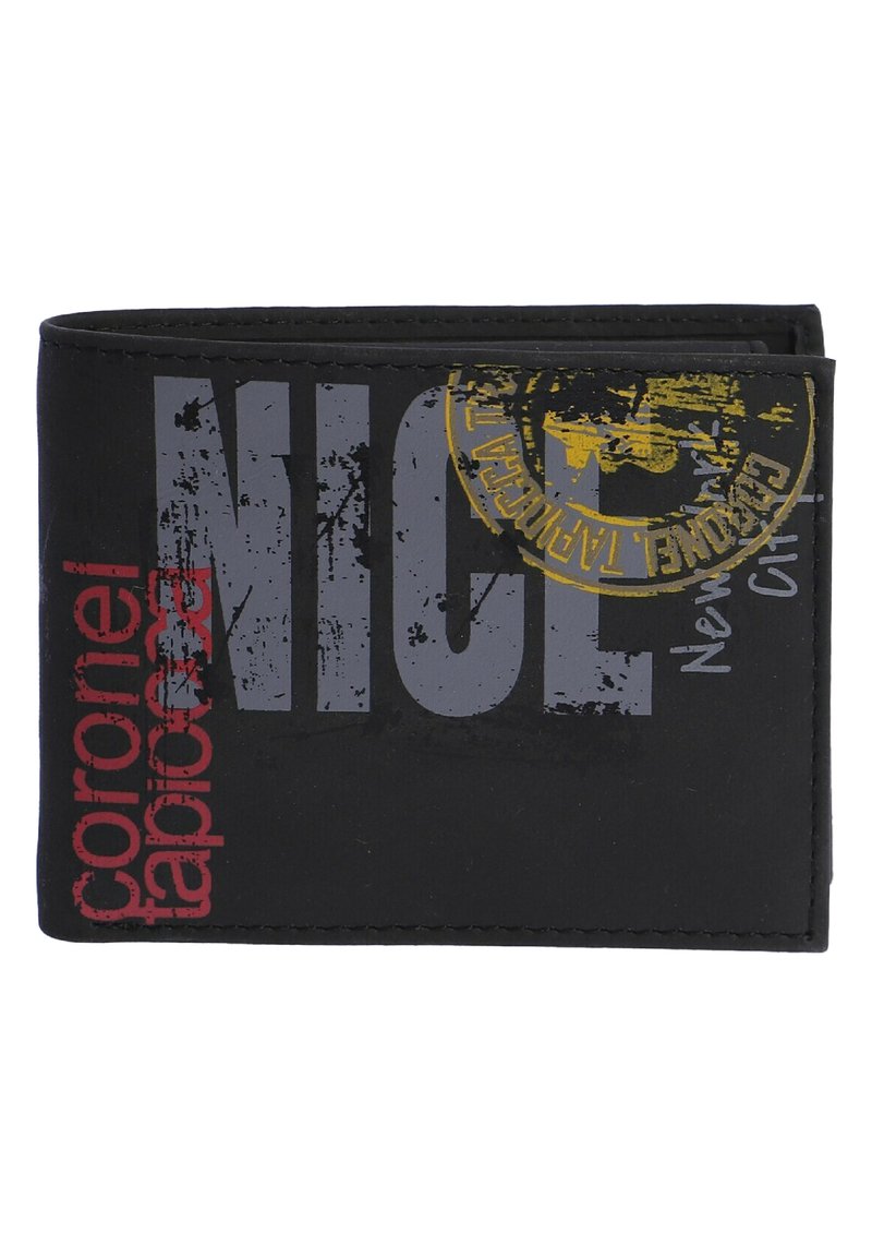 Cartera negra con material texturizado, texto impreso en negrita en gris y rojo, y un diseño de estampado amarillo. Diseño slim con costuras visibles.