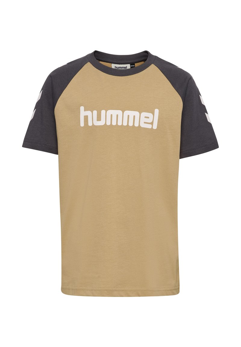 Tan bomulds t-shirt med mørkegrå raglanærmer og hvid "hummel" logo. Har korte ærmer og rund halsudskæring.