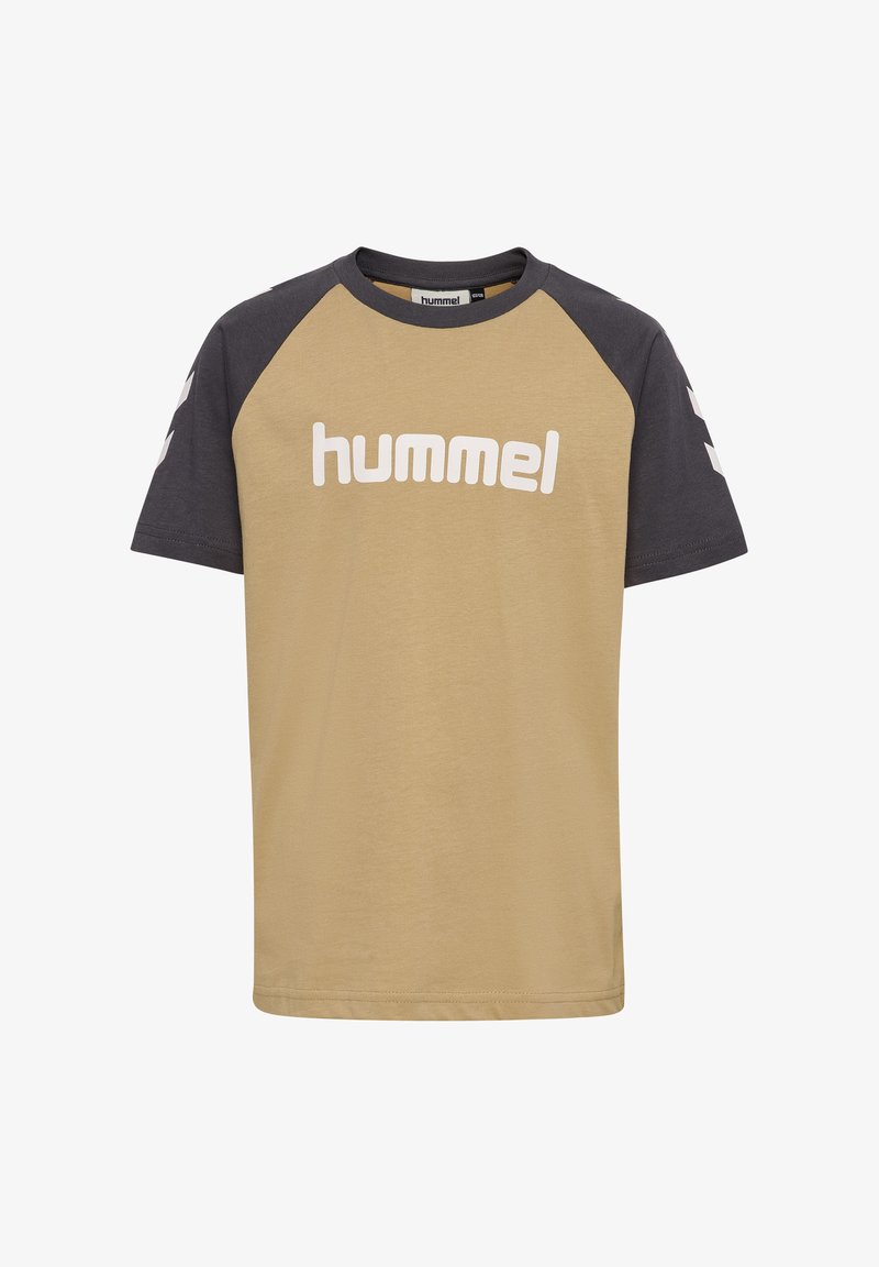 Beige Baumwoll-T-Shirt mit dunkelgrauen Raglanärmeln und weißem "hummel"-Logo. Verfügt über kurze Ärmel und einen runden Ausschnitt.