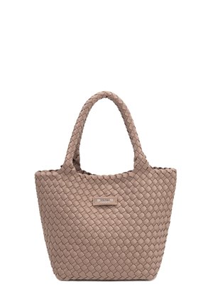Borsa tote in pelle intrecciata color taupe con manici intrecciati e piccola targhetta rettangolare con logo sulla parte anteriore centrale.