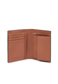 Cartera de cuero marrón con slot para tarjetas, un bolsillo lateral y el logo en relieve "TOUS"; textura suave con borde negro contrastante.