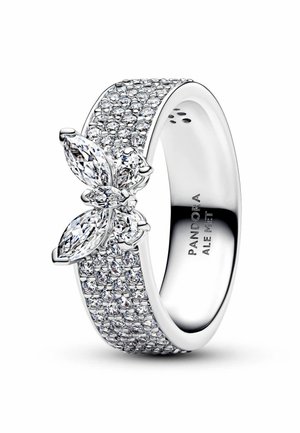 Anello d'argento con una banda testurizzata coperta di pietre trasparenti, caratterizzato da un design a farfalla decorato con cristalli a forma di marquise nella parte anteriore.