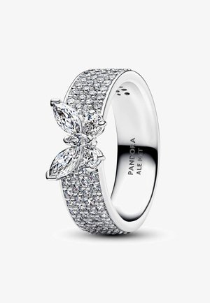 Silberner Ring mit einem strukturierten Band, das mit klaren Steinen bedeckt ist, und einem Schmetterlingsdesign, das an der Vorderseite mit marquiseschliff Kristallen verziert ist.