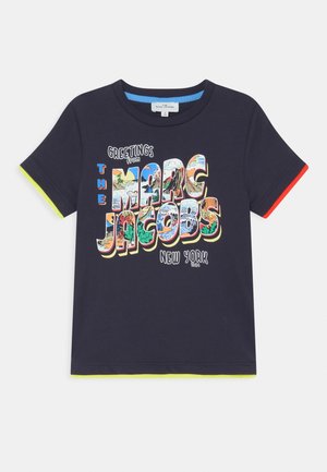 Mørkeblå bomuld T-shirt med et farverigt grafisk tryk, der siger "Greetings from THE MARC JACOBS NEW YORK," med neonfarvede detaljer på ærmer og kant.