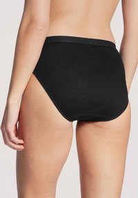 Schwarze Baumwoll-Höschen mit hoher Taille, die eine glatte Textur, einen elastischen Bund und keine sichtbaren Muster oder Hardware-Details aufweisen.