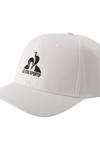 Gorro blanco de tela con un diseño estructurado. Presenta un logotipo negro bordado y seis orificios de ventilación en la corona.