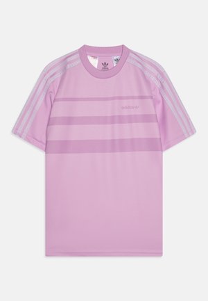 Lichtpaarse Adidas sportshirt met korte mouwen, drie witte strepen op de mouwen en subtiele horizontale strepen over de borst.
