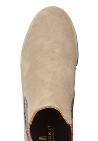 Beżowe zamszowe buty wsuwane z teksturowanymi bocznymi akcentami, okrągłym noskiem i gumową podeszwą. Wnętrze wykończone jest kolorowym wzorzystym materiałem i markowym logo.