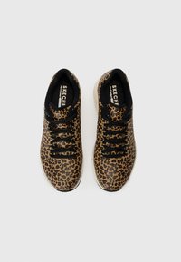 Baskets à imprimé léopard avec un dessus synthétique lisse, des lacets noirs et une semelle rembourrée, présentant des détails de logo sur la languette.