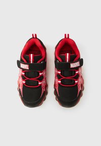 Barne-sneakers i rødt og svart med Marvel-tema, med Spider-Man-nettmønster og borrelåsstropper på hvit bakgrunn.