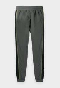 Pantalons de sport gris avec un panneau latéral noir et une bande d'accent vert. Taille élastique et ourlets resserrés. Texture légère et lisse.
