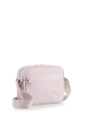 Hellrosa Puma Crossbody-Tasche mit Frontreißverschlusstasche, verstellbarem Riemen und Puma-Logo in der unteren rechten Ecke.