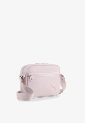 Hellrosa Puma Crossbody-Tasche mit Frontreißverschlusstasche, verstellbarem Riemen und Puma-Logo in der unteren rechten Ecke.