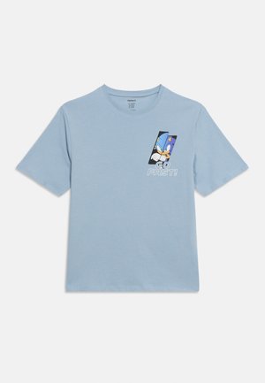 Helehall sinise lühikese varrukaga T-särk Sonic the Hedgehog'i graafikaga ja "GO FAST!" tekst vasakul rinnal.